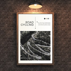 Puede incluir: Una cita motivacional sobre ciclismo de carretera: "No se puede comprar la felicidad, pero se puede comprar una bicicleta, y eso es bastante cerca." La cita se muestra sobre un fondo blanco con una l&iacute;nea negra y algunos puntos de colores. La imagen de fondo es una vista a&eacute;rea de un camino sinuoso a trav&eacute;s de un bosque.