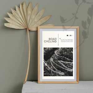 Puede incluir: Una impresi&oacute;n enmarcada con una cita sobre ciclismo de carretera. La impresi&oacute;n presenta una fotograf&iacute;a a&eacute;rea en blanco y negro de un camino sinuoso a trav&eacute;s de un bosque. La cita dice "No se puede comprar la felicidad, pero se puede comprar una bicicleta, y eso es bastante cerca."