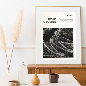 Puede incluir: Una cita motivacional sobre ciclismo de carretera: "No se puede comprar la felicidad, pero se puede comprar una bicicleta, y eso es bastante cerca." La cita se muestra sobre un fondo blanco con una fotograf&iacute;a a&eacute;rea en blanco y negro de un camino sinuoso a trav&eacute;s de un bosque.