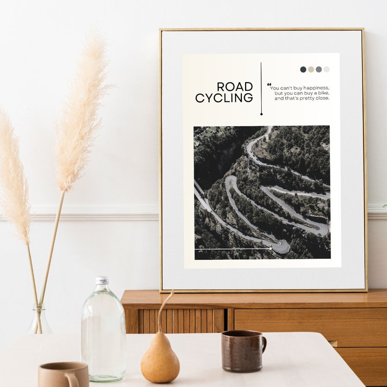 Puede incluir: Una cita motivacional sobre ciclismo de carretera: "No se puede comprar la felicidad, pero se puede comprar una bicicleta, y eso es bastante cerca." La cita se muestra sobre un fondo blanco con una fotograf&iacute;a a&eacute;rea en blanco y negro de un camino sinuoso a trav&eacute;s de un bosque.
