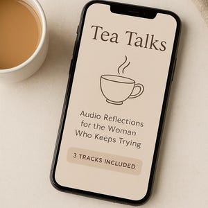 Op de afbeelding: Een smartphone toont "Tea Talks" met een theekopje-afbeelding en de tekst "Audio Reflections for the Woman Who Keeps Trying". Er staat ook "3 TRACKS INCLUDED". Een kopje thee is links zichtbaar.