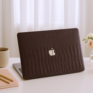 Étui pour MacBook personnalisé en cuir texturé crocodile chocolat, toute nouvelle coque M4 Pro 14"/16" 2024, housse de protection pour ordinateur portable pour MacBook 13"/15"