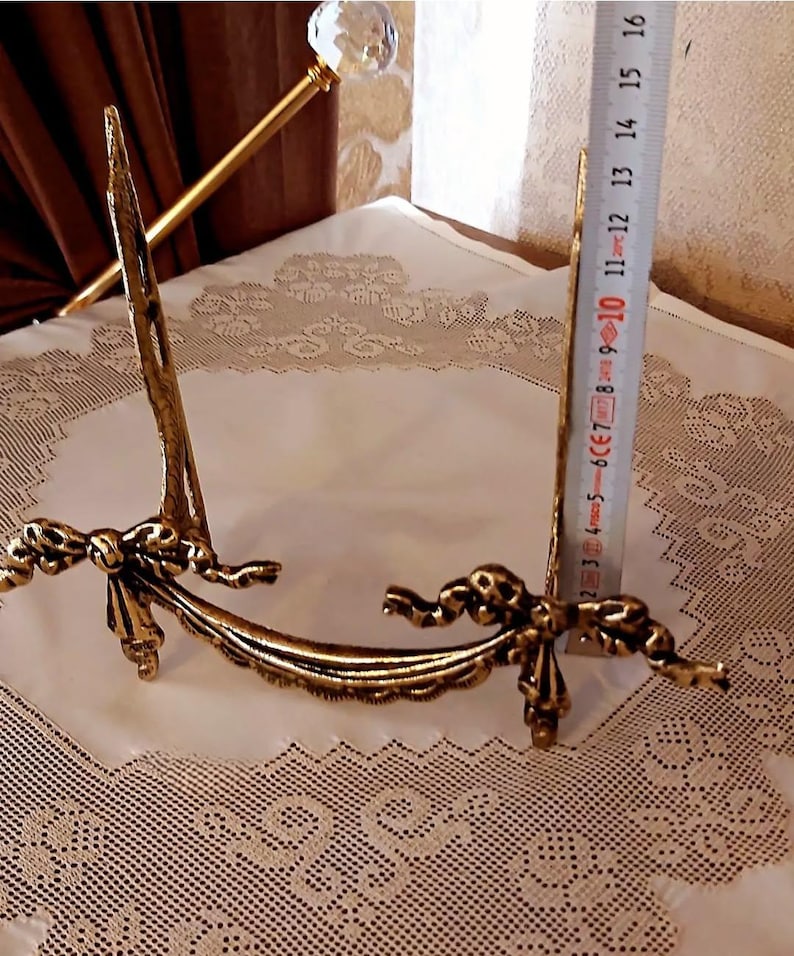 Peut inclure: Un support d&eacute;coratif en m&eacute;tal dor&eacute; avec un motif de n&oelig;ud. Le support mesure environ 38 cm de haut.