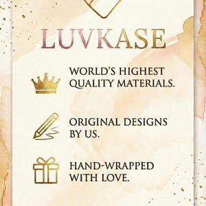 K&ouml;nnte beinhalten: Werbegrafik f&uuml;r LUVKASE mit Aquarellhintergrund und goldenen Akzenten. Der Text enth&auml;lt "LUVKASE" in einer rosa Farbverlaufsschrift und S&auml;tze wie "Weltweit hochwertigste Materialien" und "Original Designs By Us."