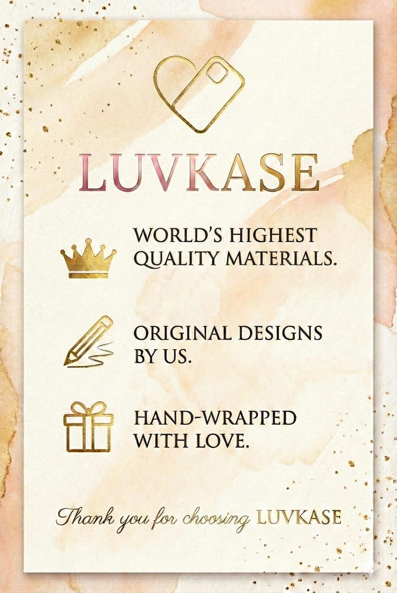 K&ouml;nnte beinhalten: Werbegrafik f&uuml;r LUVKASE mit Aquarellhintergrund und goldenen Akzenten. Der Text enth&auml;lt "LUVKASE" in einer rosa Farbverlaufsschrift und S&auml;tze wie "Weltweit hochwertigste Materialien" und "Original Designs By Us."