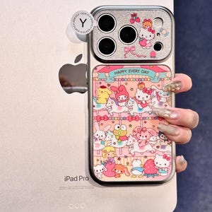 K&ouml;nnte beinhalten: Eine silberne Handyh&uuml;lle mit einem rosa-wei&szlig;en Karussell-Design mit Zeichentrickfiguren. Die H&uuml;lle hat einen silbernen Kameraschutz und die Worte "HAPPY EVERY DAY" sind aufgedruckt.