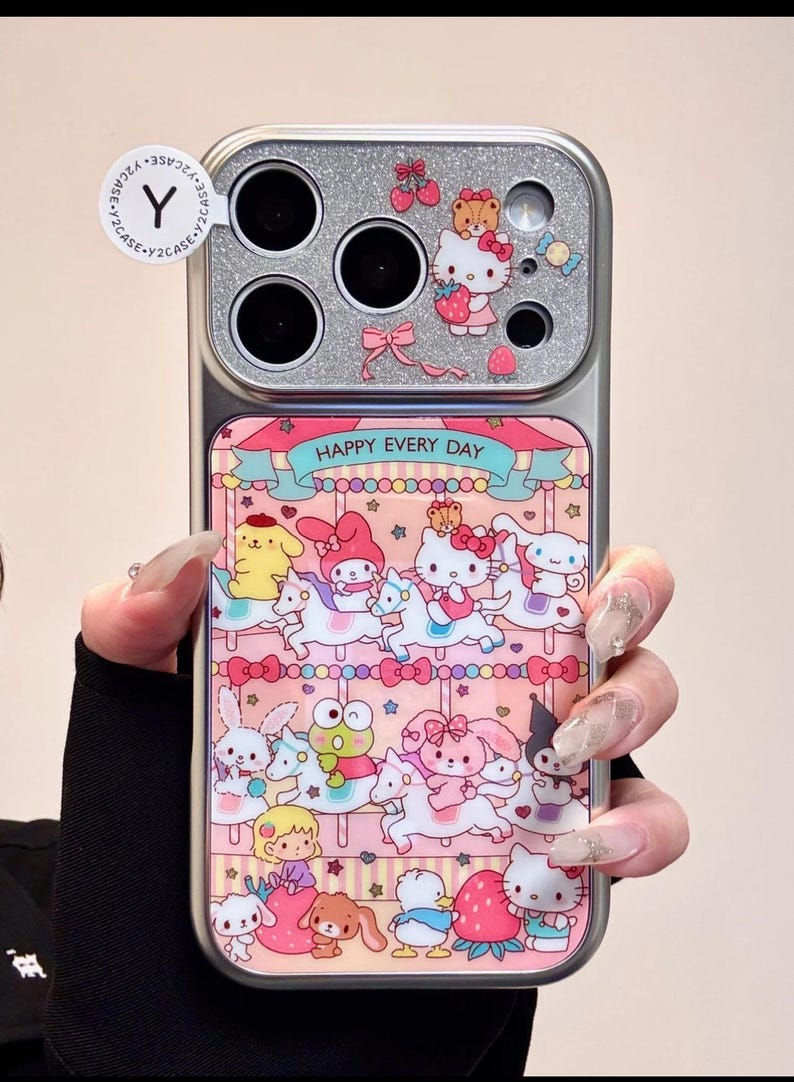 K&ouml;nnte beinhalten: Silberne Handyh&uuml;lle mit einem Karussell-Design mit Zeichentrickfiguren und dem Text "HAPPY EVERY DAY". Die H&uuml;lle hat einen glitzernden oberen Bereich mit Kameraausschnitten.