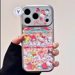 K&ouml;nnte beinhalten: Handyh&uuml;lle mit silbernem Kamerabereich und rosa-wei&szlig;em Karussell-Design. Die H&uuml;lle zeigt Zeichentrickfiguren und den Text "HAPPY EVERY DAY".