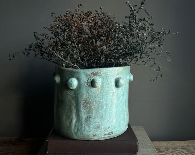 Rustic Design Ceramic Planter - Handcrafted, Vintage-Look Pot, Perfect for Indoor Plants, Unique Gift for Gardeners and Home Decor