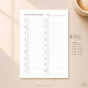 Peut inclure: Une feuille de planning quotidien en papier blanc intitulée 15-Minute Daily Schedule avec des créneaux horaires de 5h à 22h, des cases à cocher pour la date et une note latérale indiquant 5 options incluses, listant des plages horaires.
