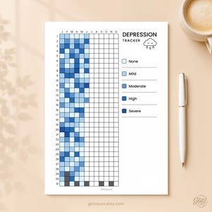 Pode incluir: Um rastreador de depressão em papel branco com uma grade para doze meses e trinta e um dias. O gráfico apresenta um ícone de nuvem e uma legenda codificada por cores com quadrados azuis representando níveis de nenhum a severo.