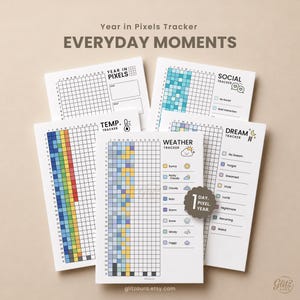 Può includere: Un set di cinque fogli di tracciamento Year in Pixels intitolati EVERYDAY MOMENTS. Le pagine includono tracker per social, temperatura, meteo e sogni, con griglie con giorni e mesi numerati, chiavi a colori e icone per tracciare le abitudini.