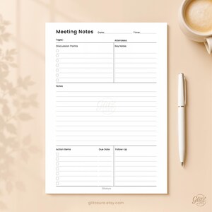Op de afbeelding: Een wit sjabloon voor vergadernotities gedrukt op papier met zwarte tekst. De lay-out bevat secties voor onderwerp, datum, tijd, aanwezigen, discussiepunten, kernnotities, algemene notities en een tabel voor actiepunten, deadlines en opvolging.