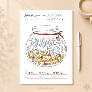 Pode incluir: Uma folha de papel para rastreamento de poupança com uma ilustração de um frasco grande com círculos para colorir. O texto diz Savings Tracker, goal $1,000 Savings, start 7 Jan, reward Holiday Shopping, e uma legenda com valores codificados por cores.