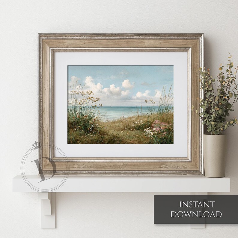 K&ouml;nnte beinhalten: Gerahmter Kunstdruck, der eine K&uuml;stenlandschaft mit blauem Himmel, wei&szlig;en Wolken und ruhigem Meer darstellt. Das Kunstwerk zeigt einen grasbewachsenen Vordergrund mit Wildblumen und ist in einem silberfarbenen Rahmen gefasst. Der Text "INSTANT DOWNLOAD" ist sichtbar.