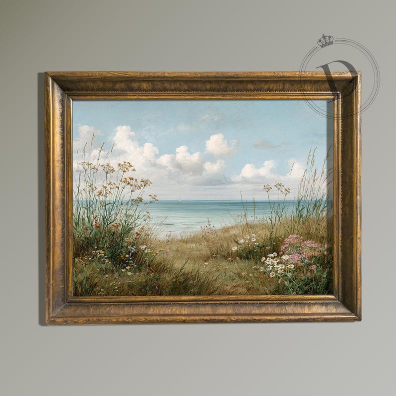 K&ouml;nnte beinhalten: Gerahmtes Landschaftsgem&auml;lde, das eine K&uuml;stenlandschaft darstellt. Das Kunstwerk zeigt einen blauen Himmel mit wei&szlig;en Wolken, ein ruhiges Meer und eine grasbewachsene D&uuml;ne mit Wildblumen. Der Rahmen ist goldfarben.