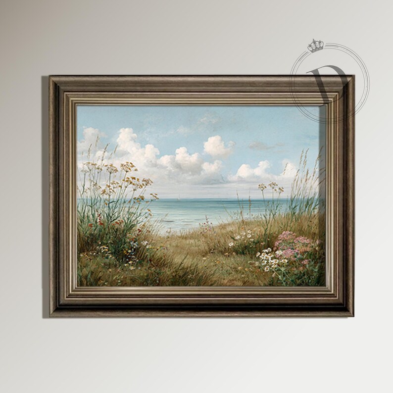 K&ouml;nnte beinhalten: Gerahmtes Landschaftsgem&auml;lde, das eine K&uuml;stenlandschaft mit blauem Himmel und wei&szlig;en Wolken zeigt. Der Vordergrund zeigt hohe Gr&auml;ser und Wildblumen in Gr&uuml;n, Gelb und Rosa. Der Rahmen ist ein dunkles, verwittertes Braun.