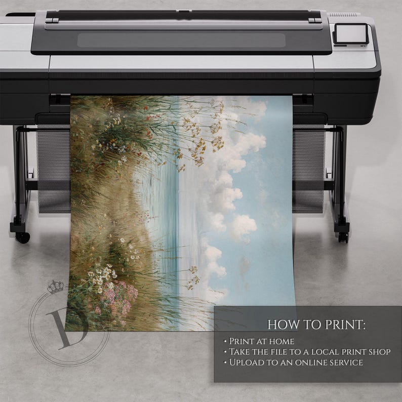K&ouml;nnte beinhalten: Ein Gro&szlig;formatdrucker druckt einen Landschaftskunst-Druck. Der Druck zeigt eine K&uuml;stenlandschaft mit blauem Himmel, wei&szlig;en Wolken und grasbewachsenen D&uuml;nen. Der Text "HOW TO PRINT:" ist sichtbar, zusammen mit Druckanweisungen.
