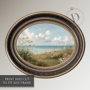 K&ouml;nnte beinhalten: Oval gerahmter Landschaftskunst-Druck, der eine K&uuml;stenlandschaft mit blauem Meer, bew&ouml;lktem Himmel und grasbewachsenen D&uuml;nen zeigt. Der Rahmen ist dunkelbraun mit goldenen Akzenten und einem dekorativen Muster. Der Text unten lautet "PRINT AND CUT TO FIT ANY FRAME."