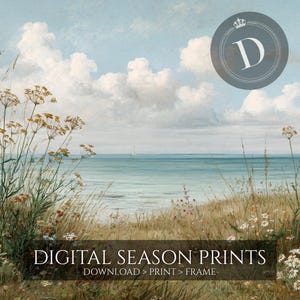 K&ouml;nnte beinhalten: Ein Landschaftsdruck mit einer K&uuml;stenlandschaft, blauem Himmel und wei&szlig;en Wolken. Der Vordergrund zeigt Gr&auml;ser und Wildblumen. Das Meer ist in der Ferne zu sehen. Der Text "DIGITAL SEASON PRINTS" befindet sich unten.