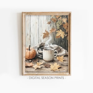 Può includere: Una stampa digitale di una scena autunnale accogliente con una tazza fumante di caffè, una piccola zucca e foglie autunnali su una superficie di legno. La scena è incorniciata con una cornice in legno rustica.
