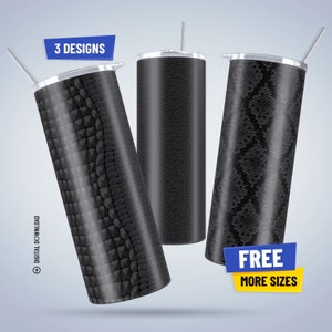 Op de afbeelding: Drie zwarte roestvrijstalen bekers met verschillende textuurpatronen. De bekers zijn allemaal 20 ounce en hebben een rietje. De tekst "3 DESIGNS" staat bovenaan de afbeelding in het blauw. De tekst "FREE MORE SIZES" staat onderaan de afbeelding in geel en blauw.
