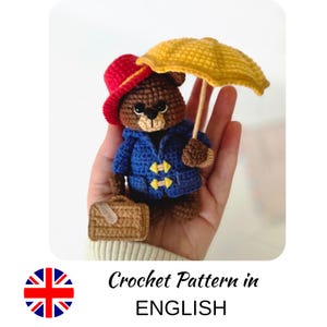 Patrón de crochet de oso amigurumi: juguete de viaje con gorro (descarga en PDF, términos en inglés (EE. UU.))