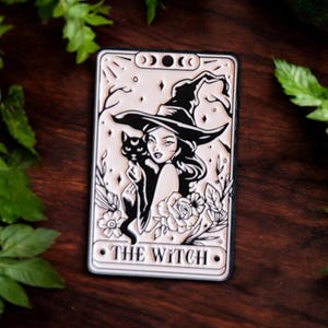 Anstecker Tarotkarte The Witch mit Katze Mondphasen schwarz weiß Rosen Blumenranken Enamel Pin Black white Fantasy  Katze funny Tiere