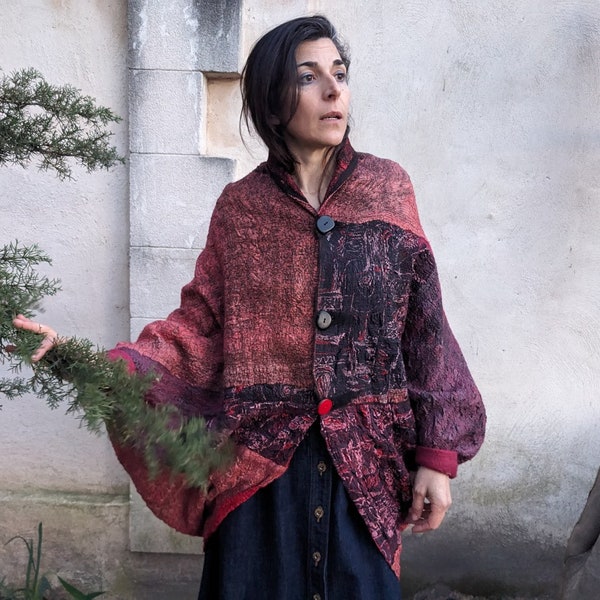 Veste I Reine... patchwork de saris de soie indiens...et laine feutrée...feutre Nuno... artisanat français... 2 boutons noirs, 1 rouge