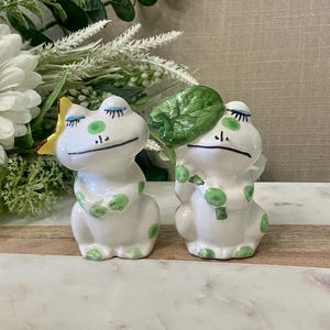 Vintage Frog Couple Salt & Pepper Shakers: Hand-Painted Ceramic, Made in Japan