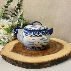 Vintage Temptations Chicken Casserole Dish: Stoneware Hen Bakeware