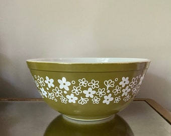 Spring Blossom Green/ Crazy Daisy PYREX #403, 2.5 Qt mixing Bowl in Very Good Condition