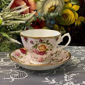Royal Albert Teacup and Saucer: Soft Pink Rose Old Country Roses, Countess Shape