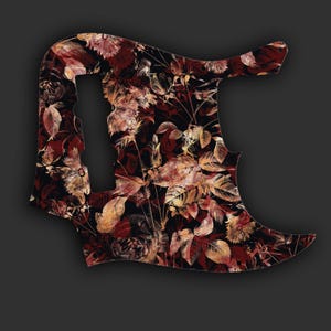 Peut inclure: Une plaque de protection pour guitare basse avec un fond noir profond orné d'un motif dense et complexe de fleurs et de feuilles dans des tons rouge foncé, bordeaux et orange sourd, couvrant toute la surface de l'accessoire.