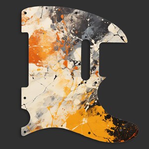Könnte beinhalten: Ein Gitarren-Schlagbrett mit abstraktem Design. Das Schlagbrett hat eine cremefarbene Basis mit Farbspritzern in Orange, Gelb, Schwarz, Weiß und Grau. Es hat mehrere Schraubenlöcher und einen Ausschnitt für den Tonabnehmer.