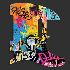 Może przedstawiać: Kolorowa osłona gitary z wzorem w stylu graffiti. Osłona ma żywą mieszankę pomarańczowych, żółtych, niebieskich i różowych plam i kropel farby, z czarno-białymi napisami i kształtami w stylu graffiti. Ogólna estetyka jest odważna i artystyczna.