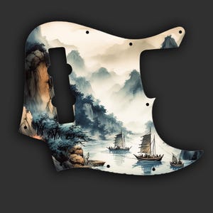 Könnte beinhalten: Ein Bassgitarren-Schlagbrett mit einem Landschaftsgemälde. Das Kunstwerk zeigt eine neblige Bergkette, ein ruhiges Gewässer und mehrere traditionelle Segelboote. Die Farbpalette umfasst Blau-, Grün- und Brauntöne.