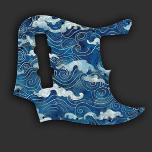 Può includere: Un battipenna per chitarra blu con un motivo ripetuto di onde oceaniche e nuvole stilizzate in tonalità di blu e bianco. Il design presenta linee a spirale e una finitura lucida, creando un'estetica dinamica e artistica.