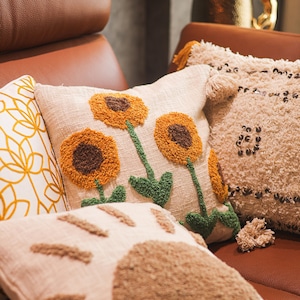 Almohada bordada a mano con diseño de girasol amarillo y flores blancas, almohadas decorativas, funda de cojín bordada, estilo boho, 16 x 16 pulgadas