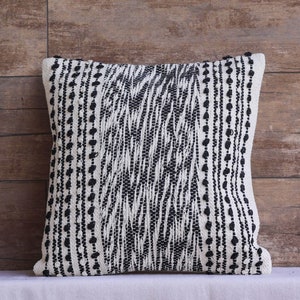 Funda de almohada decorativa bohemia con rayas de puntos tejidas en blanco y negro, regalo de decoración del hogar estilo bohemio - 18.0 x 18.0 in
