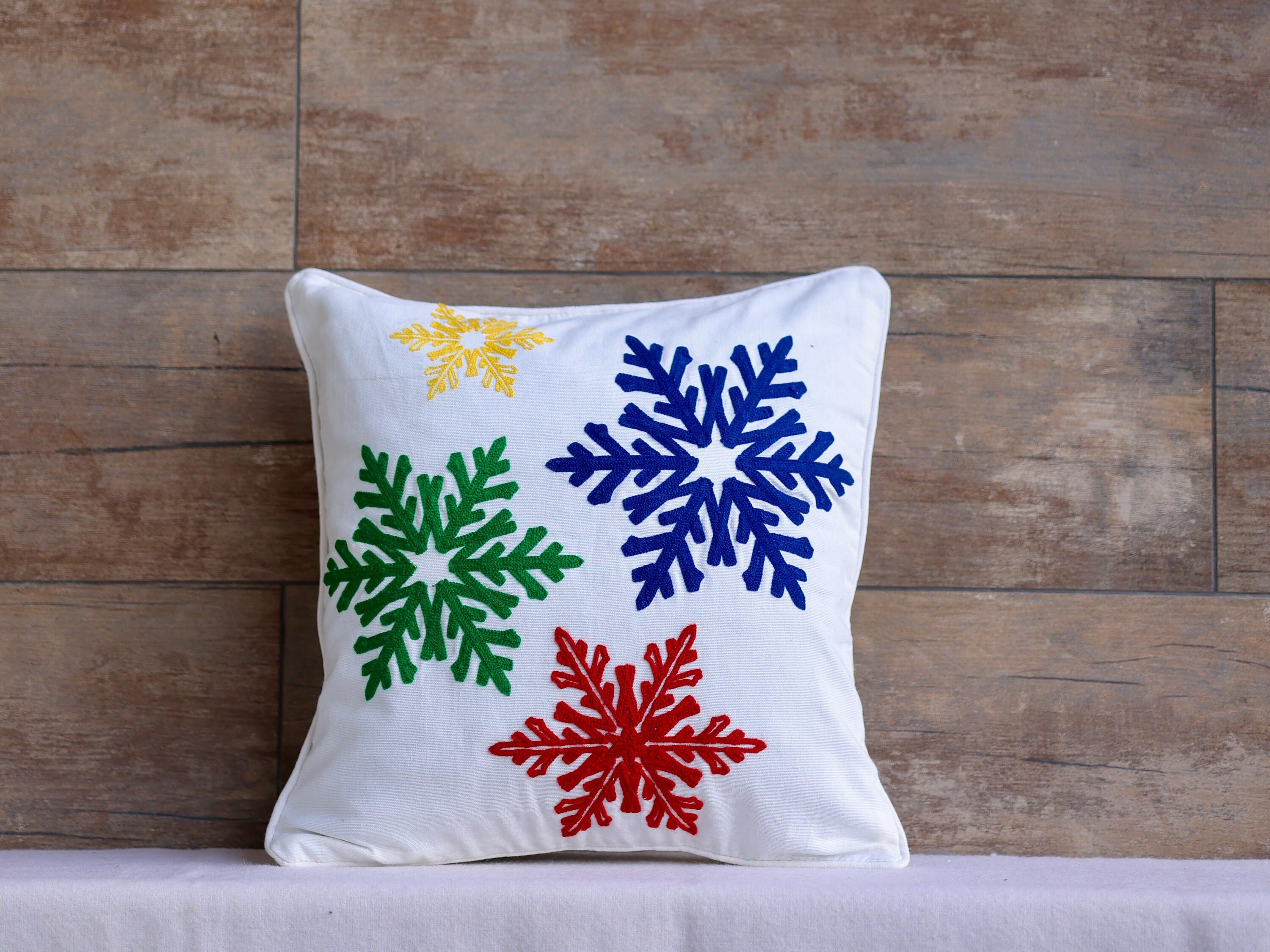 刺繍入りスノーフレーククリスマスクッションカバー：カラフルな