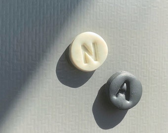 Magnet aus Polymerknete mit Buchstaben