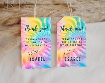 Puede incluir: Dos etiquetas de agradecimiento de tie-dye coloridas con el texto "¡Gracias!" y "Gracias por agregar alegría a mi celebración. Con amor, Isabel".