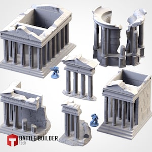 Può includere: Una collezione di rovine grigie in miniatura, in stile antico, tra cui colonne e strutture parziali. I pezzi sono progettati per il gioco da tavolo, con una piccola figura blu per la scala. Il testo "Battle Builder tech" è visibile.