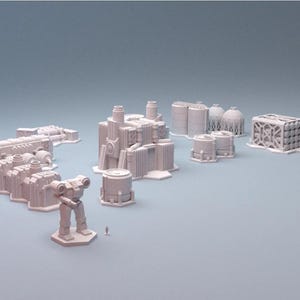 Puede incluir: Colección de edificios y estructuras industriales en miniatura de color claro, que incluyen tanques cilíndricos, un gran edificio central con múltiples chimeneas y una figura robótica. El conjunto parece estar diseñado para juegos de mesa o construcción de modelos.