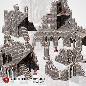 Op de afbeelding: Een grijze, modulaire kasteelterreinset met verweerd metselwerk, trappen en bogen. Miniatuurfiguren zijn overal in de set geplaatst. De set bevat de tekst "BATTLE BUILDER" en "TXARLI FACTORY".