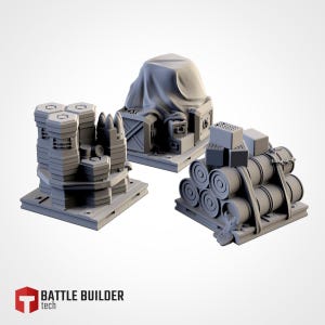 Può includere: Tre elementi di terreno in miniatura grigi per giochi da tavolo. Uno presenta strutture esagonali impilate, un altro una cassa coperta e il terzo, barili e scatole impilati. Il logo Battle Builder Tech è in basso a sinistra.
