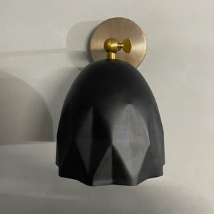 Par de apliques de pared de latón negro de mediados de siglo: iluminación italiana ajustable
