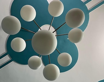 Lampadario in ottone moderno di metà secolo fatto a mano con 10 globi opalini
