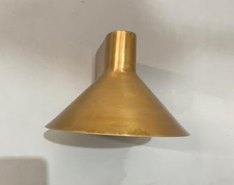 Aplique de pared cónico de latón crudo hecho a mano - Lámpara minimalista artesanal